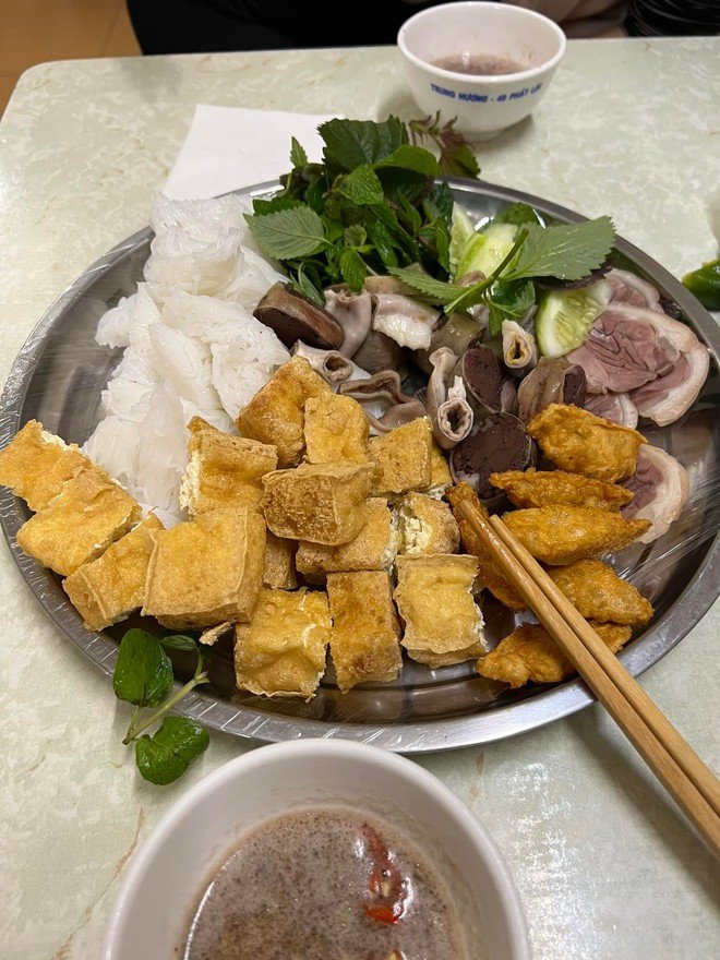 Cận cảnh một suất bún đậu được trình bày đẹp mắt