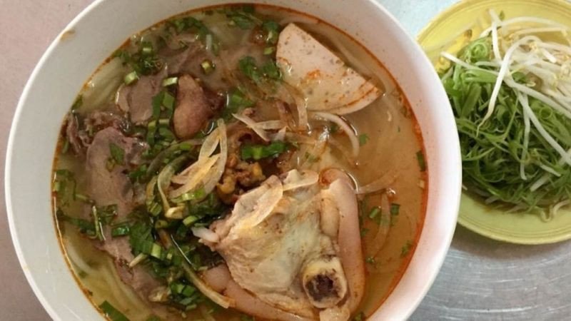 Cận cảnh một tô bún bò có nhiều loại thịt bò thái mỏng và các loại chả