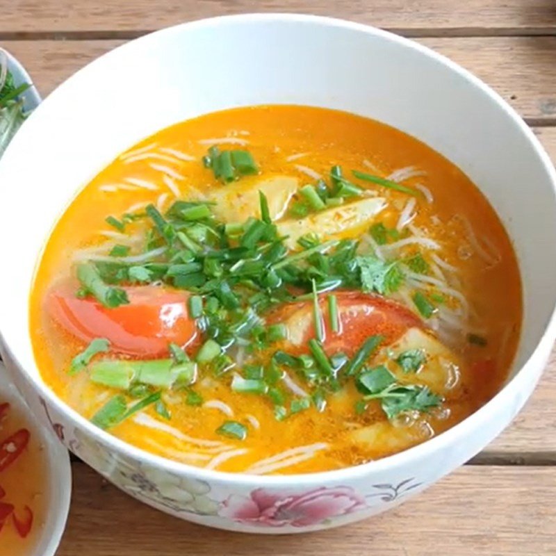 Cận cảnh tô bún cá ngừ đã hoàn thiện, bốc khói nghi ngút