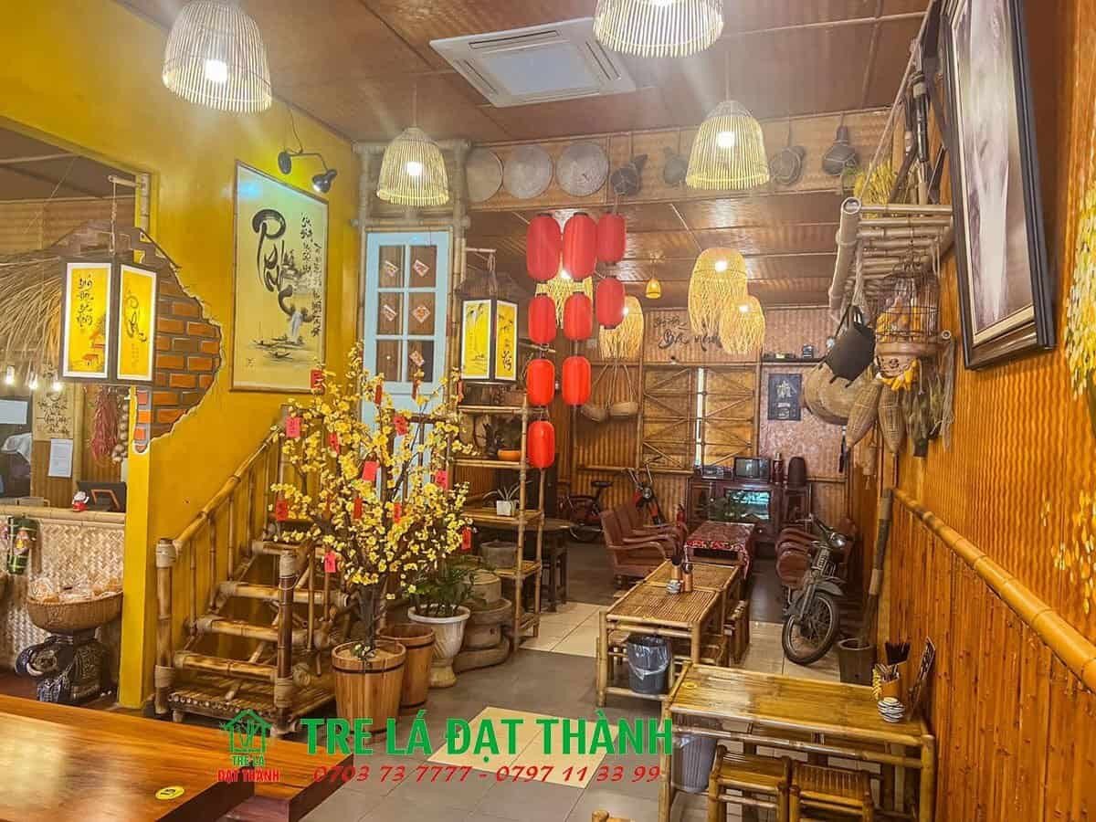 Cây xanh và vật dụng thủ công làm tăng vẻ mộc mạc cho quán