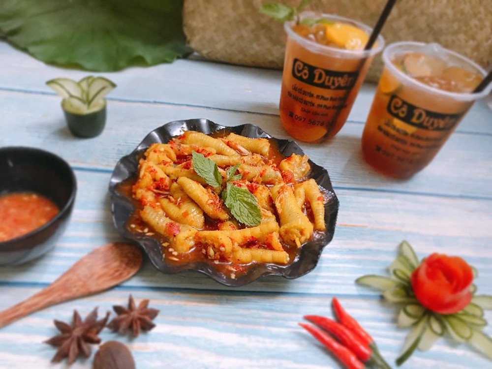 Chân gà là một trong những món ăn vặt được yêu thích kèm theo