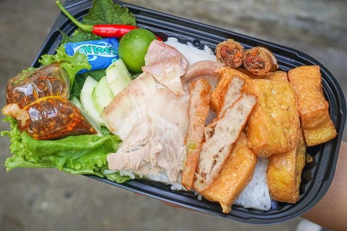Chén mắm tôm đặc trưng được pha chế với chanh và ớt