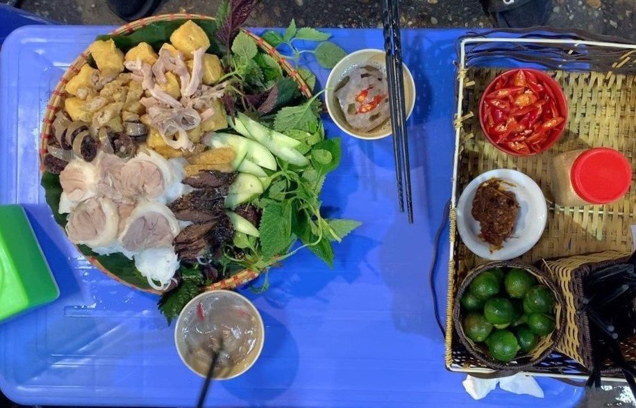 Chén mắm tôm được pha chế cầu kỳ với chanh và ớt