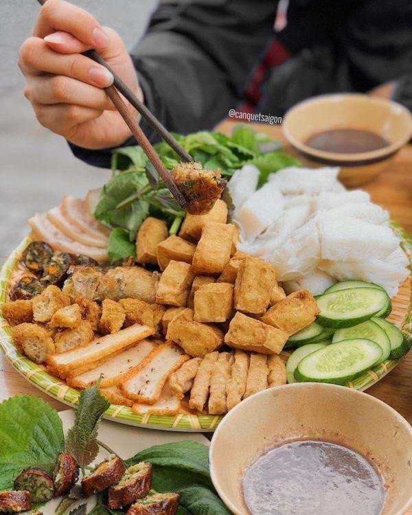Chén mắm tôm được pha chế hoàn hảo, sẵn sàng để chấm kèm