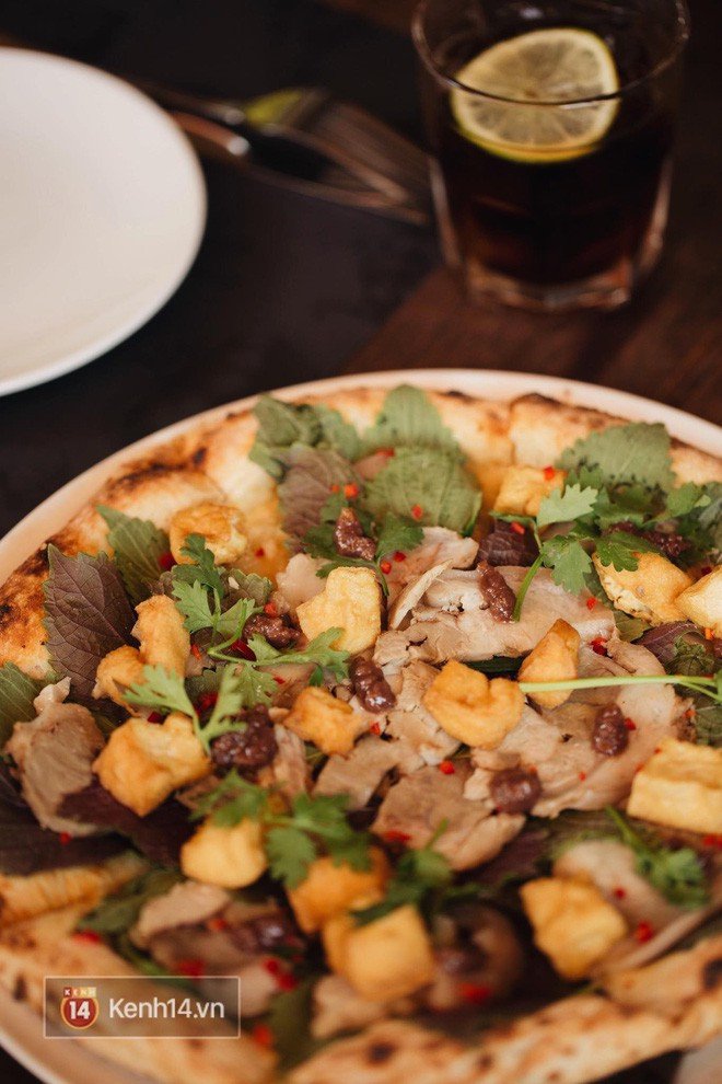 Chi tiết miếng đậu rán trong pizza, so sánh với kết cấu giòn mong muốn