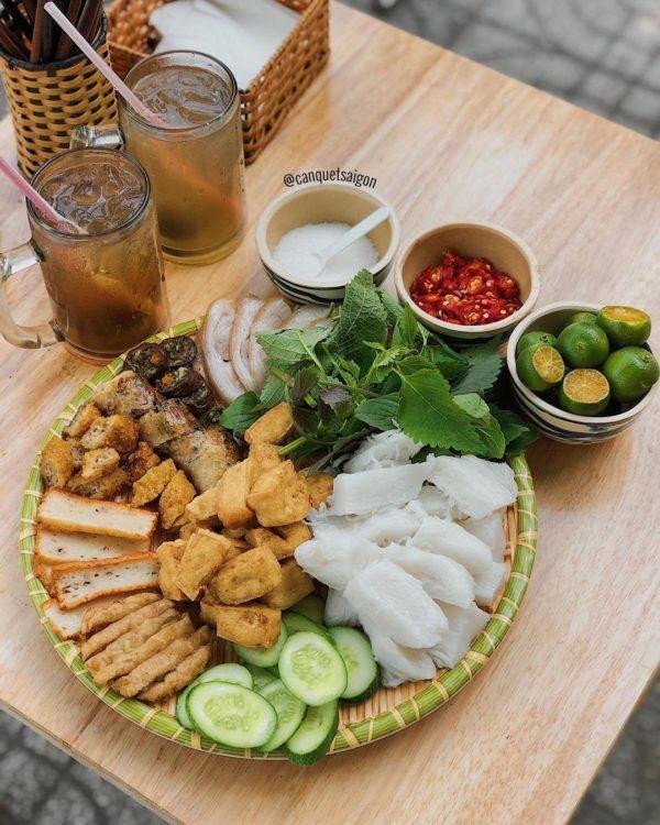 Chi tiết món nem rán và dồi sụn được bày biện đẹp mắt