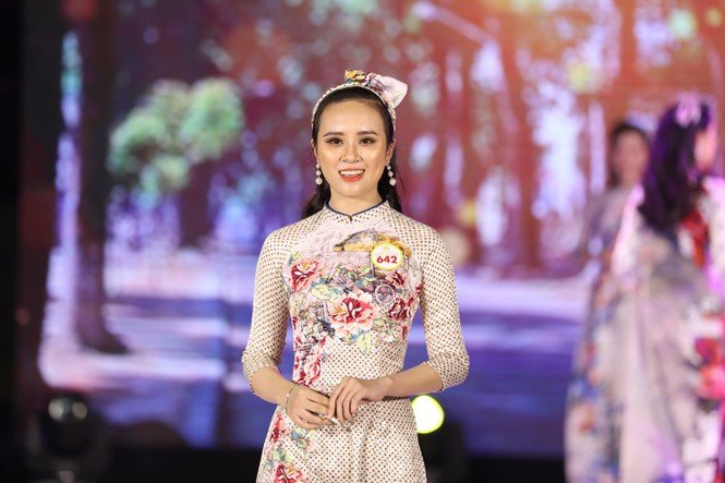 Chiếc nón lá đặt trên nền đất có nắng chiếu xuyên qua bụi cây