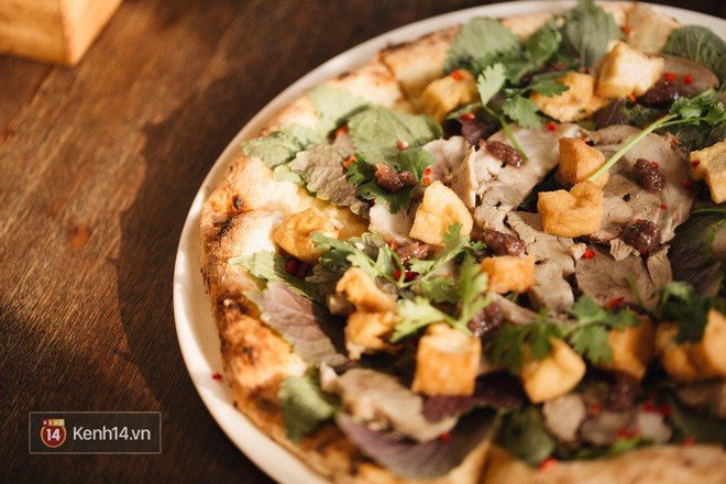 Đánh giá kết cấu và sự hòa quyện của các nguyên liệu trên chiếc pizza