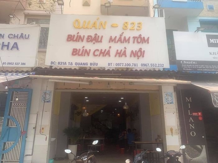 Đầu bếp đang bày biện các món ăn kèm hấp dẫn lên mẹt bún đậu
