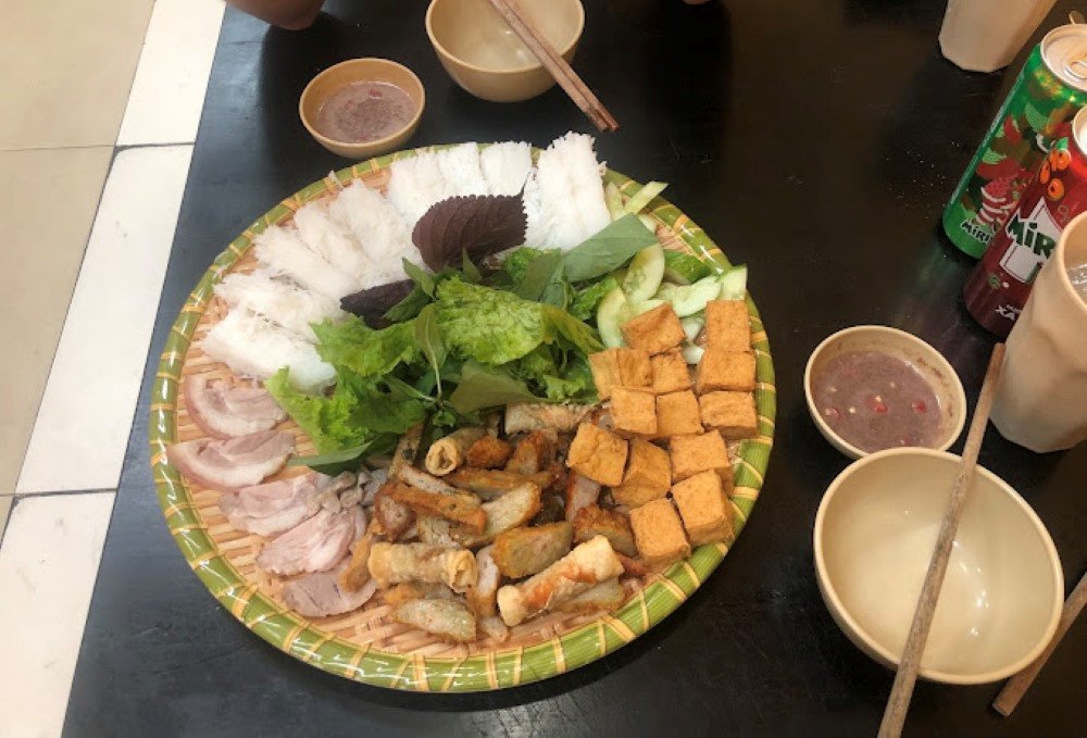 Đầu bếp đang cẩn thận chiên đậu hũ vàng giòn trong chảo dầu nóng