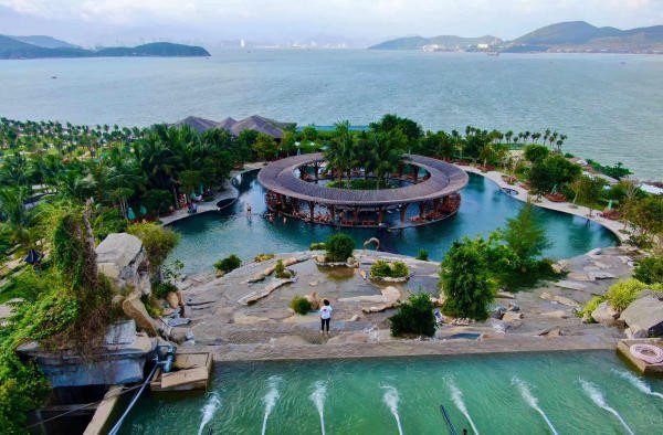 Đầu bếp đang chế biến món phở bò tại bếp nhà hàng truyền thống