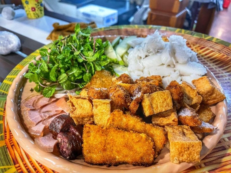 Đầu bếp đang chuẩn bị các nguyên liệu tươi ngon cho mẹt bún đậu