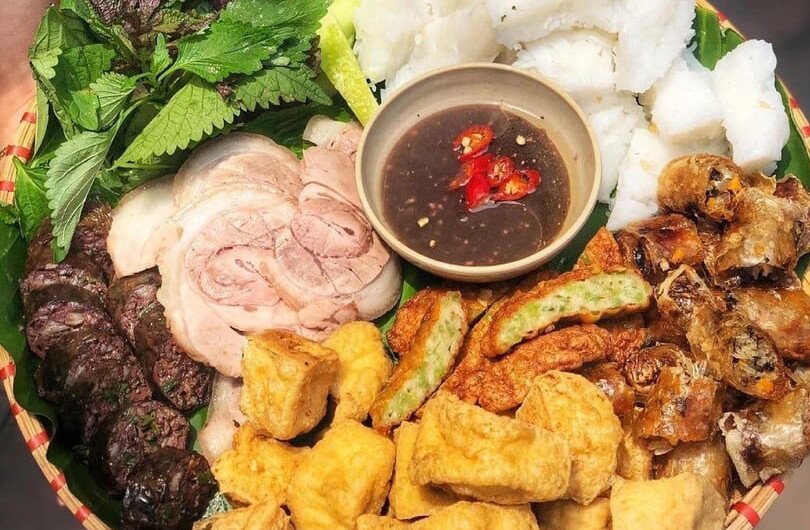 Đầu bếp đang chuẩn bị các nguyên liệu tươi ngon cho món bún đậu