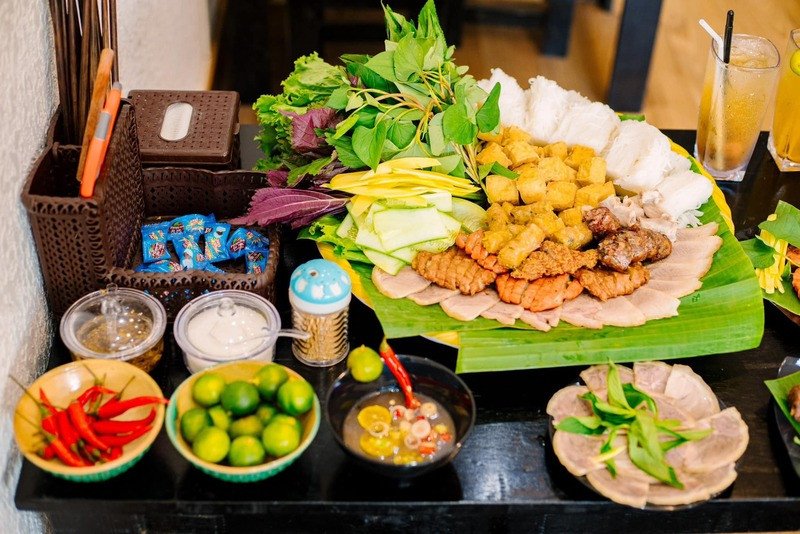 Đầu bếp đang pha chế mắm tôm với các nguyên liệu đi kèm