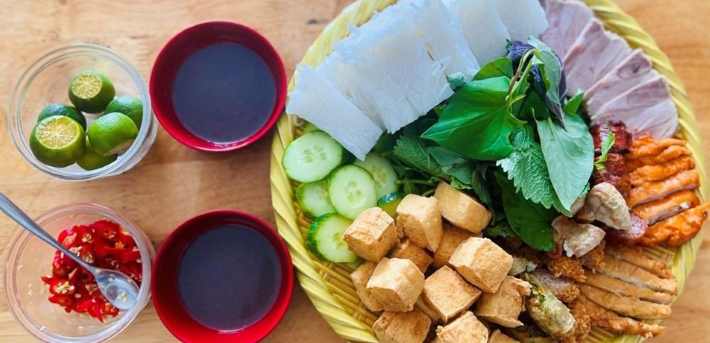 Đầu bếp tỉ mỉ lựa chọn nguyên liệu tươi ngon cho món bún đậu
