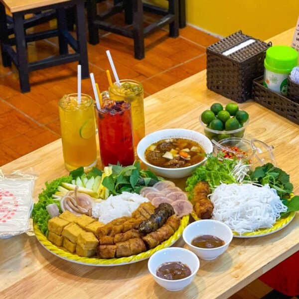 Đậu hũ chiên vàng giòn cùng các món ăn kèm hấp dẫn