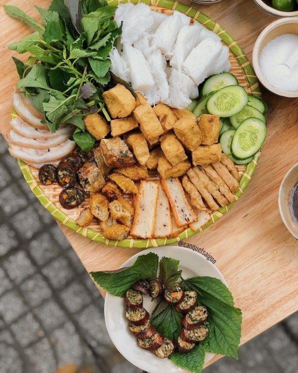 Đậu hũ được chiên vàng đều, sẵn sàng để thưởng thức cùng các món khác
