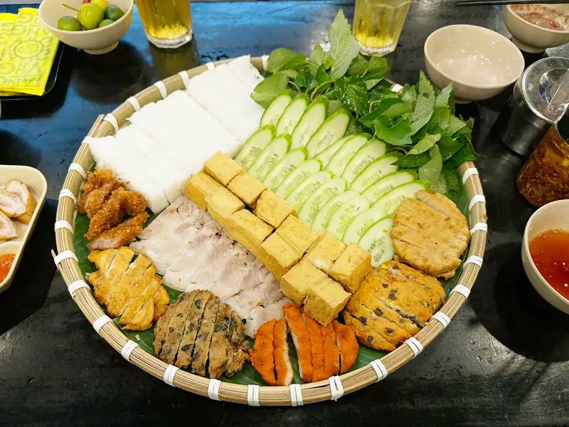 Đậu hũ được chiên vàng giòn rụm, hấp dẫn khi ăn kèm các nguyên liệu khác