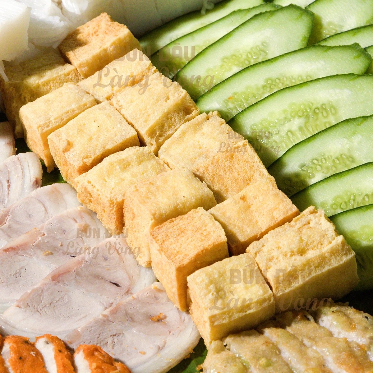 đậu hũ rán/chiên vàng, giòn rụm là thành phần không thể nào thiếu của món bún đậu mắm tôm