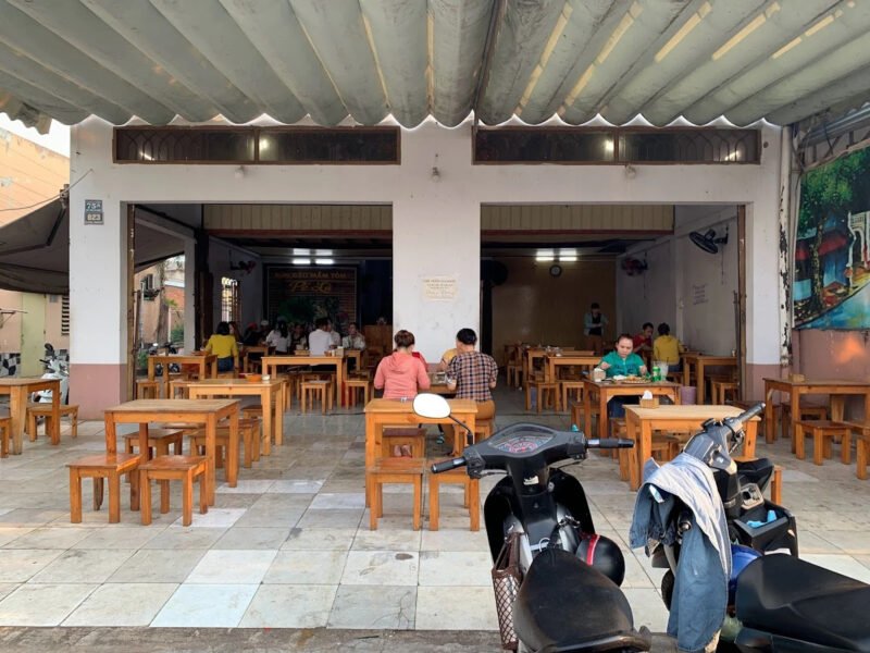 Đậu phụ chiên vàng giòn ăn kèm bún và rau thơm