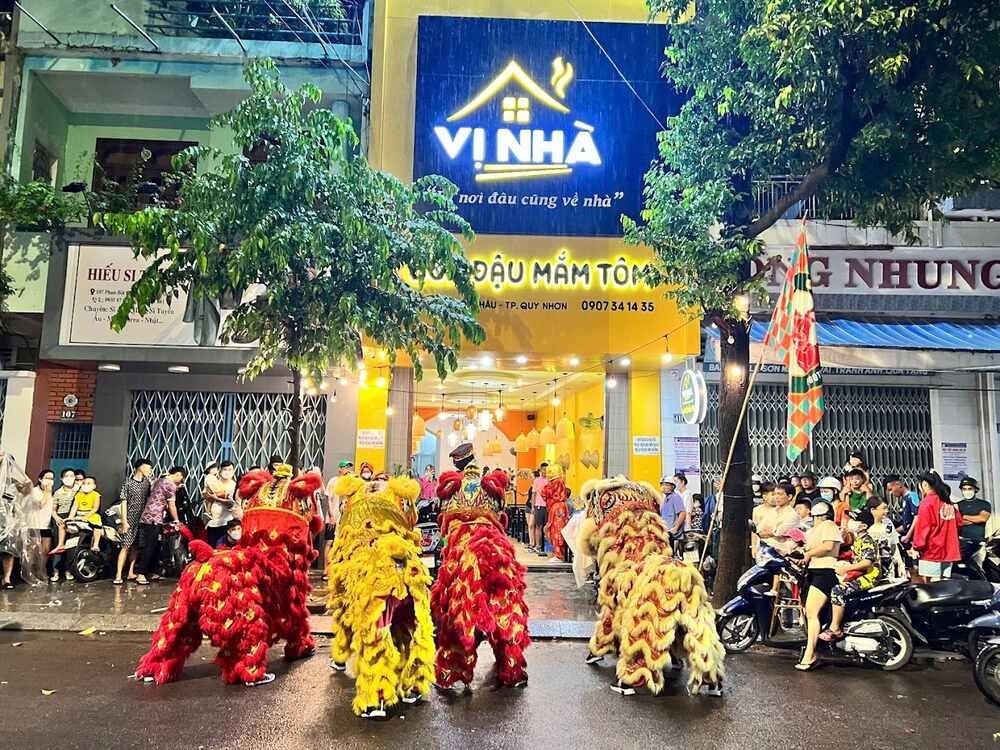 Đậu phụ chiên vàng giòn hấp dẫn ăn kèm bún lá và rau thơm