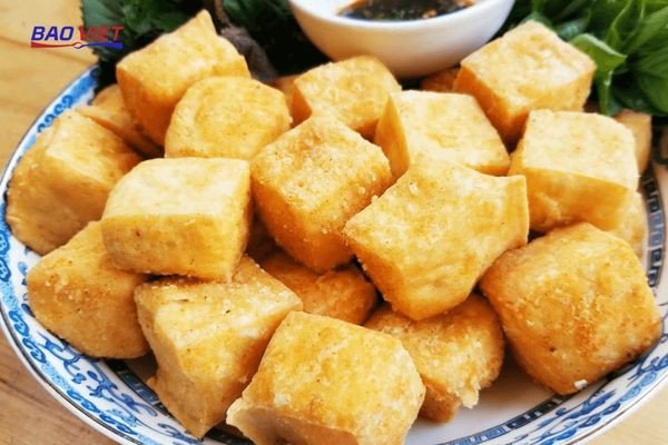Đậu phụ chiên vàng giòn trong dầu nóng