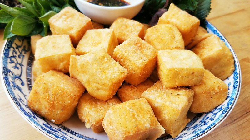 Đậu phụ được chiên vàng đều các mặt trước khi thưởng thức