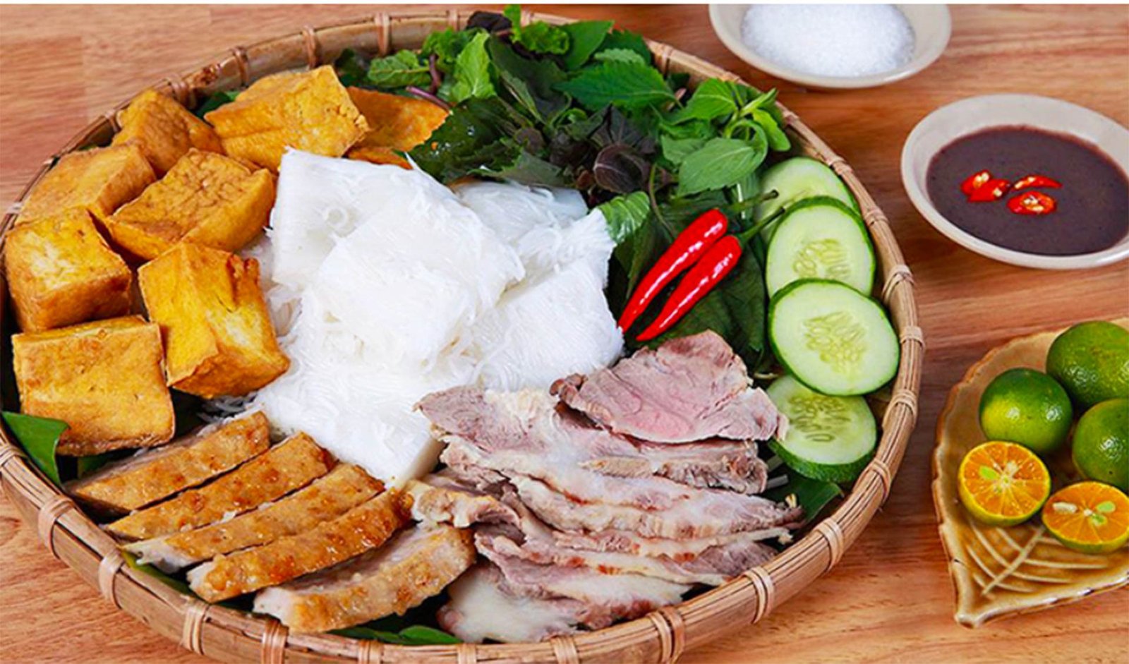 Đậu phụ được chiên vàng ruộm trong chảo