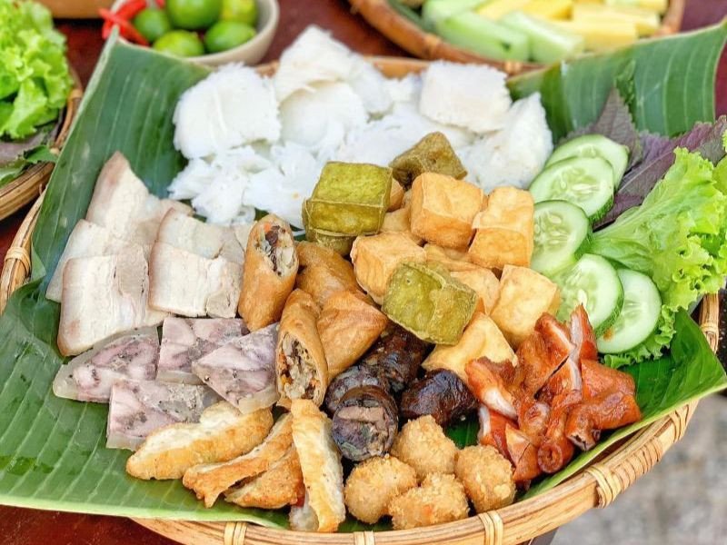 Đậu phụ rán vàng giòn ăn kèm rau thơm và bún tươi