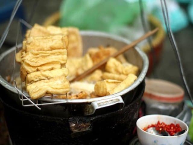 Đậu phụ rán vàng ươm, giòn tan được xếp gọn gàng trên đĩa