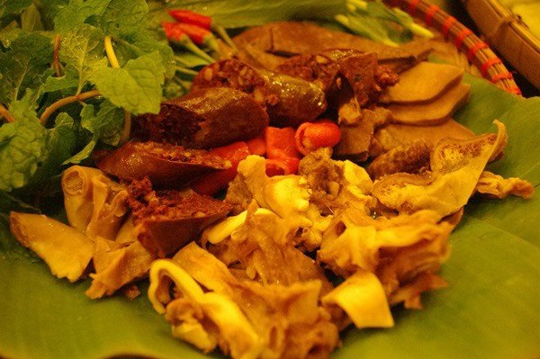 Đậu phụ vàng giòn được sắp xếp đẹp mắt trong mẹt bún đậu