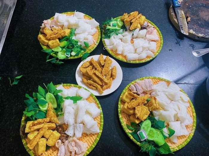 Đậu phụ vàng ruộm và bún tươi được bày biện trên mẹt tre