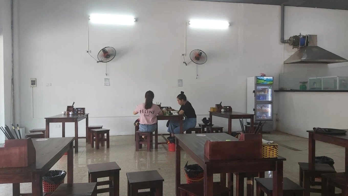 Đậu phụ vàng ươm được bày biện đẹp mắt trong mẹt bún đậu