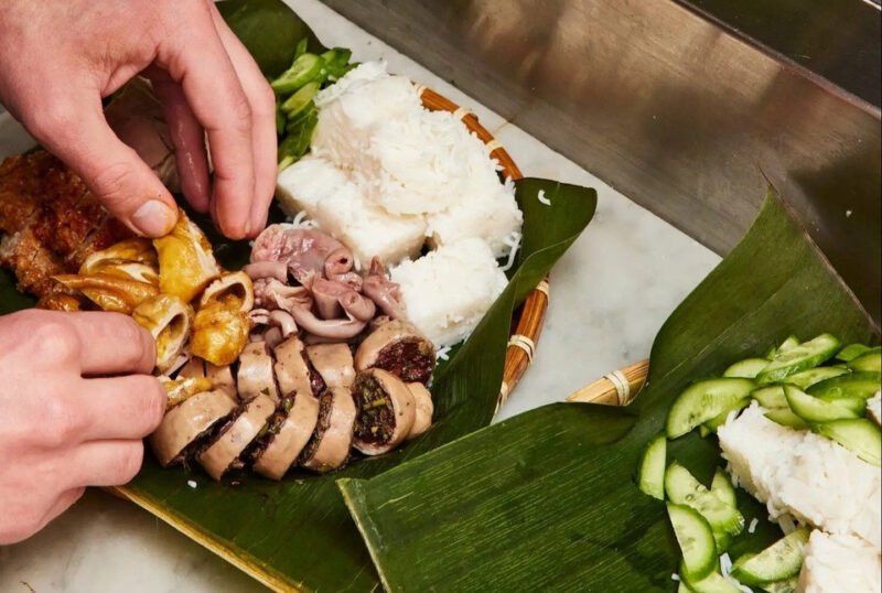 Đậu phụ vàng ươm và bún lá xanh mướt trong mẹt bún đậu