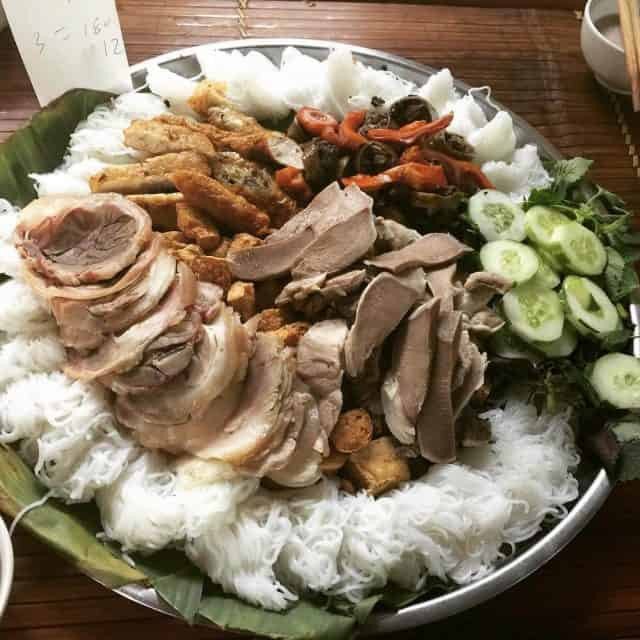 Đĩa bún đậu được bày biện đầy đủ các món ăn kèm