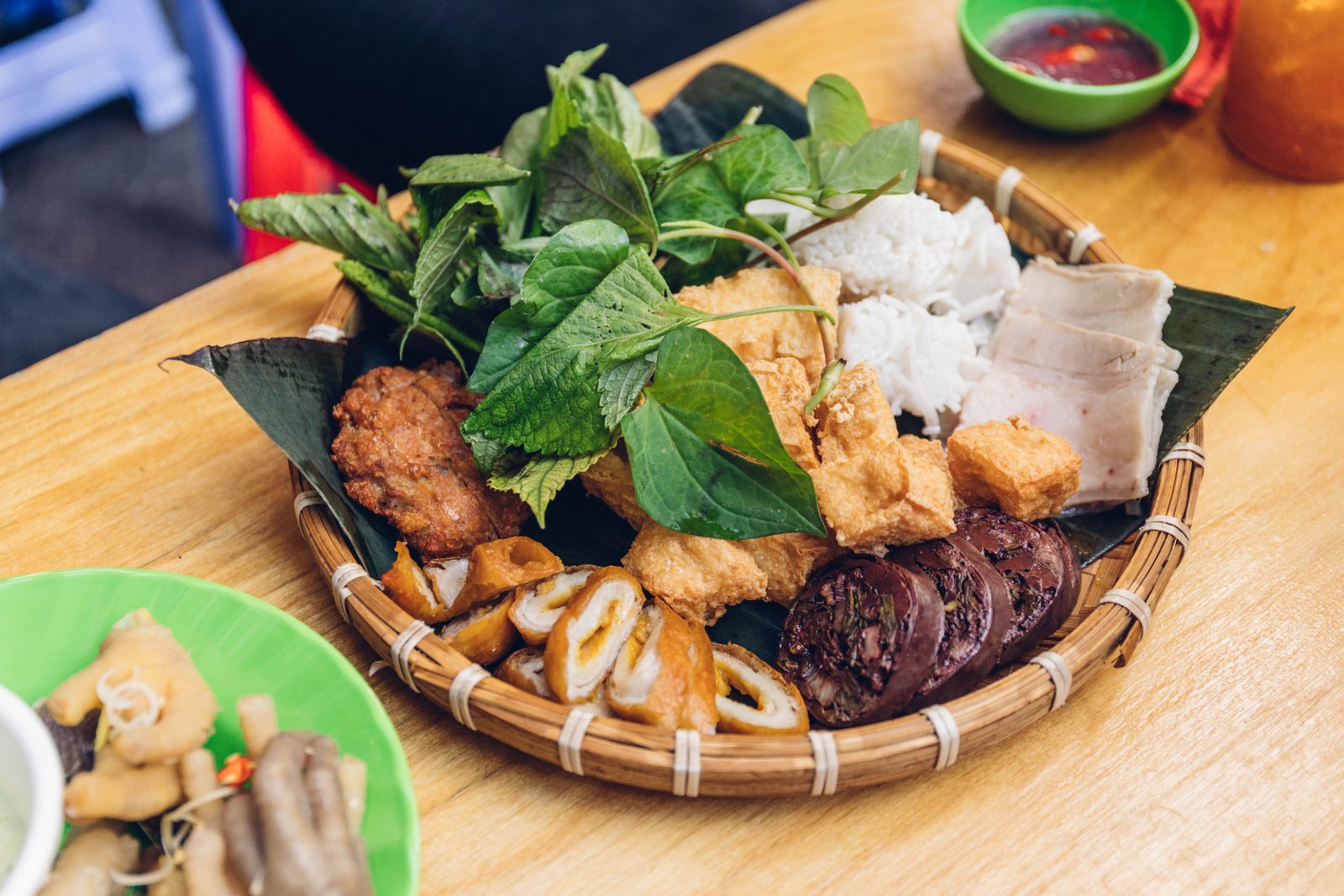 Đĩa bún đậu mắm tôm đầy đặn với thịt luộc, đậu rán và dồi heo hấp dẫn