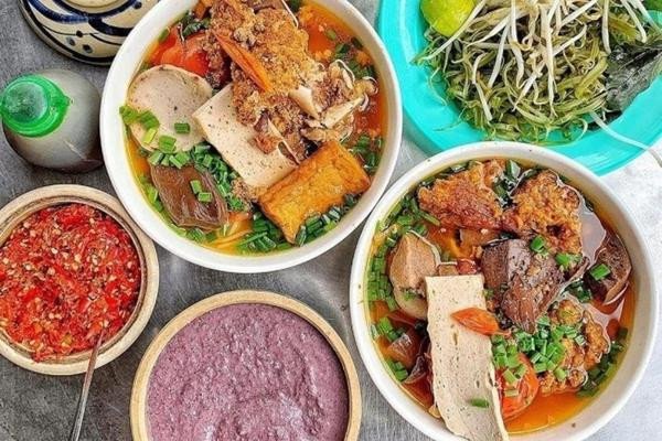 Đĩa bún đậu mắm tôm đầy đủ nguyên liệu hấp dẫn