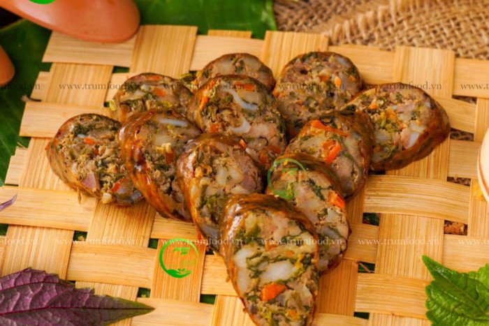 Dồi sụn và nem chua rán được sắp xếp đẹp mắt trong mẹt bún đậu