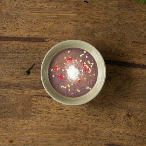 Đường và ớt thái trong chén mắm tôm