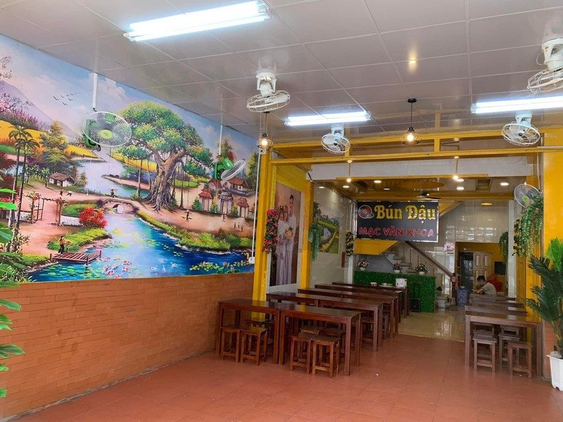 Góc không gian quán được trang trí đơn giản nhưng hiện đại và sạch sẽ