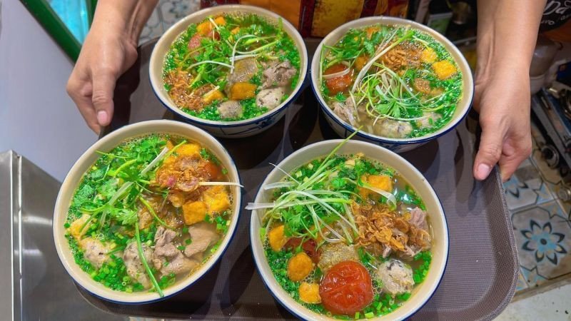 HANOIAN Cuisine - Bún Riêu 199 có không gian nhỏ nhưng phục vụ rất nhiệt tình và chu đáo