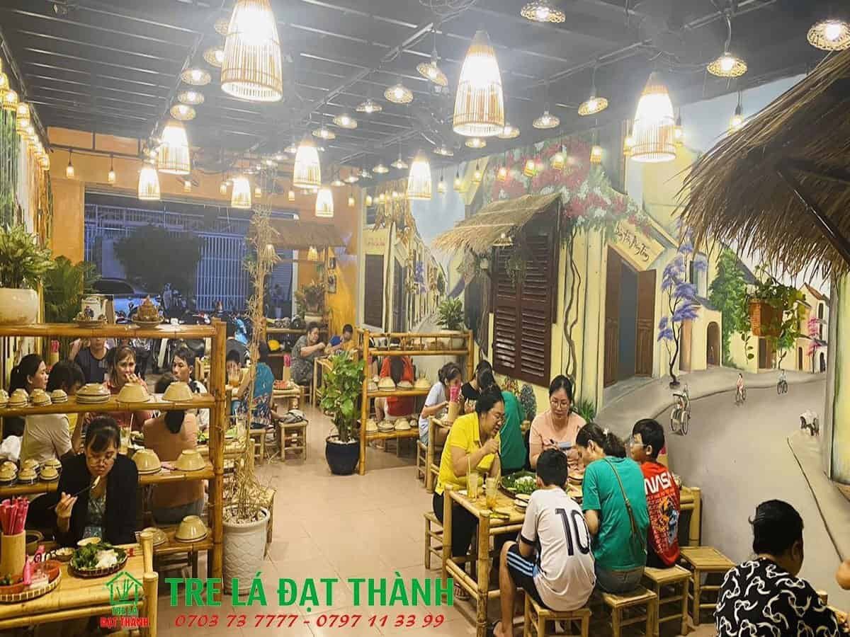 Hệ thống đèn thả trần tạo điểm nhấn cho quán