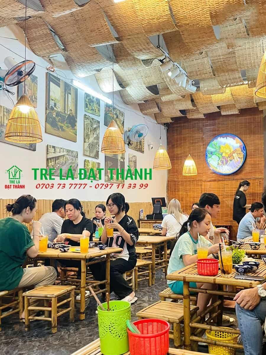 Hình ảnh bàn ghế tre được sắp xếp gọn gàng trong quán