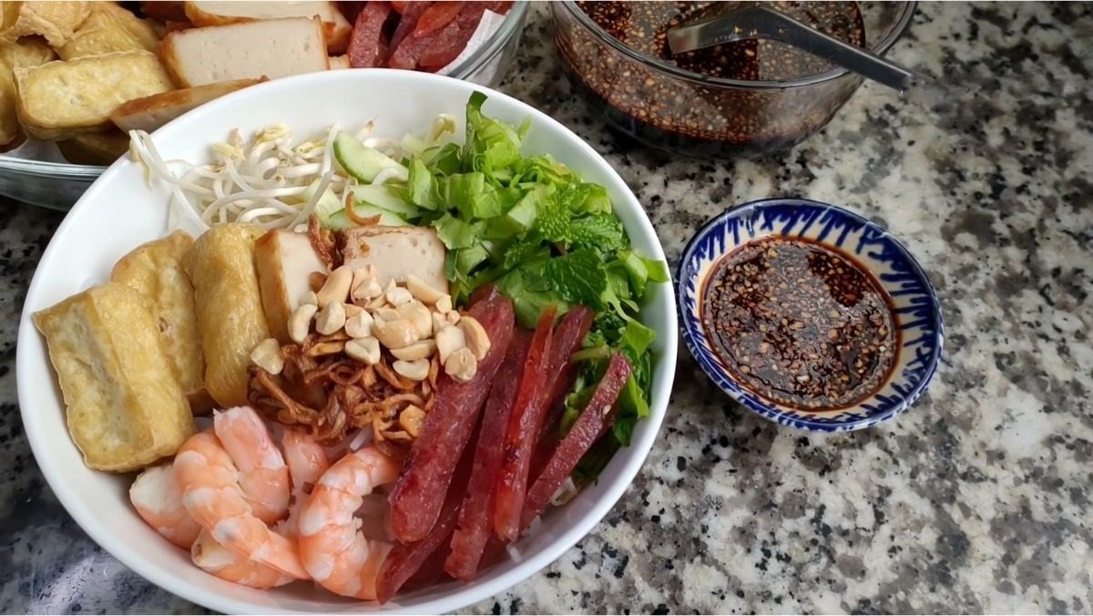 Hình ảnh các loại topping như đậu hũ chiên, tôm, rau ăn kèm cho món bún xì dầu