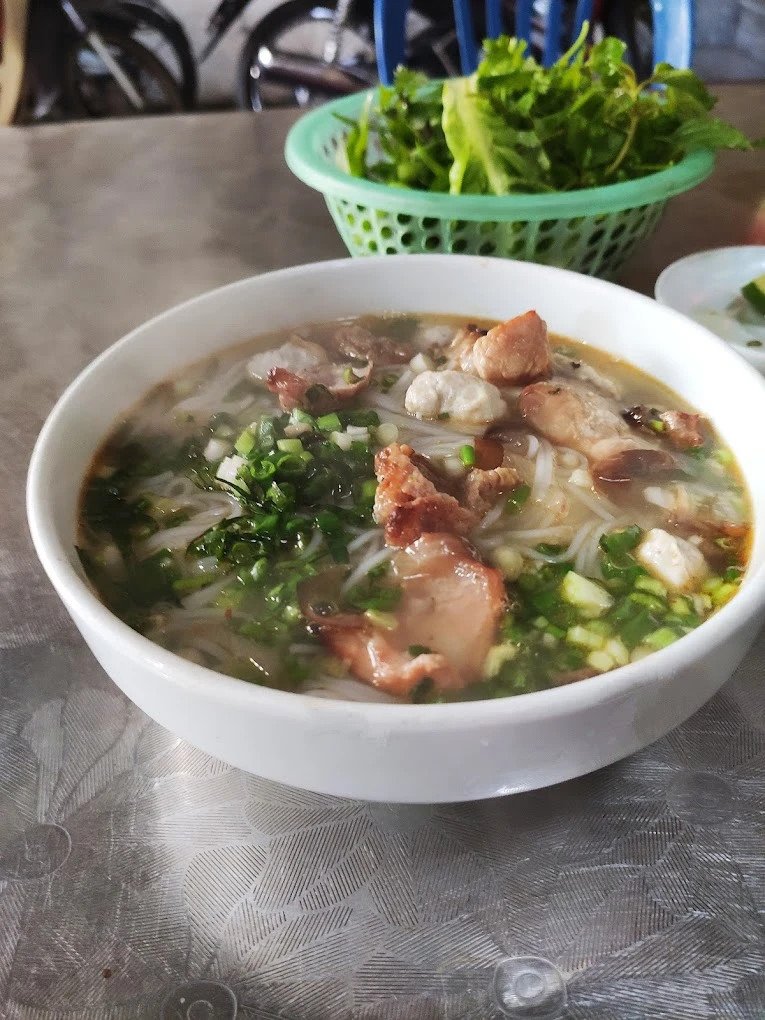 Hình ảnh các nguyên liệu ăn kèm như chả cốm, nem rán được sắp xếp đẹp mắt