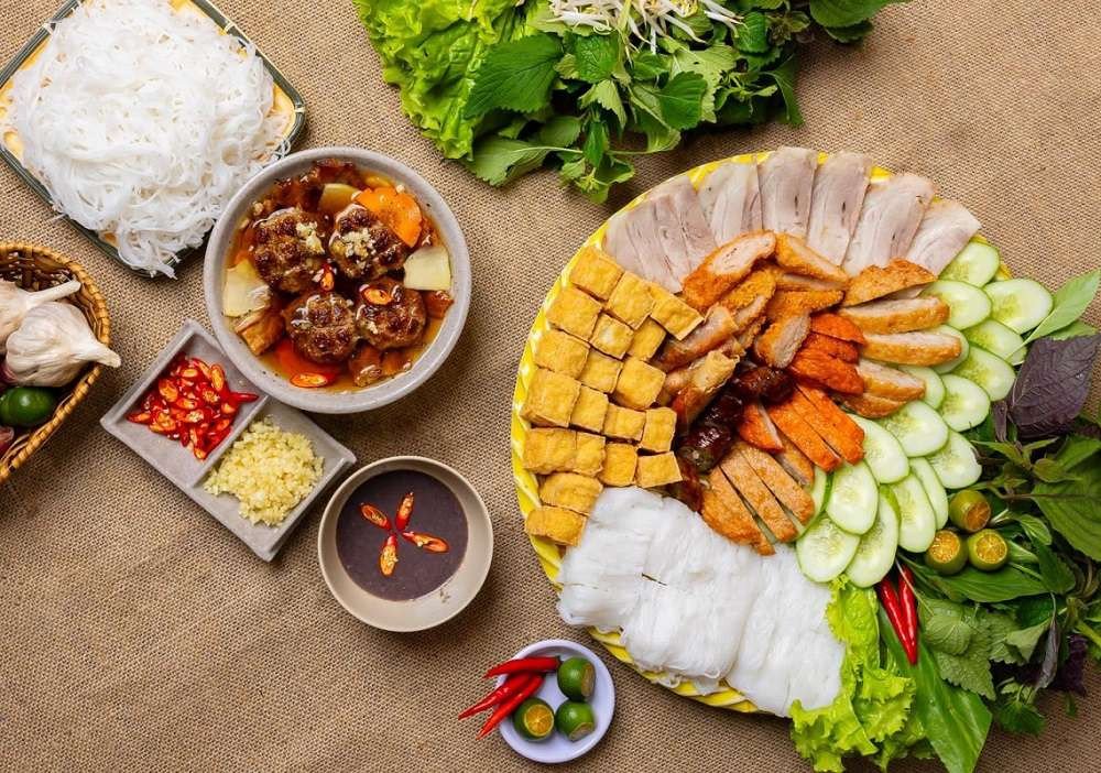 Hình ảnh các nguyên liệu tươi ngon được bày biện trên mẹt ăn