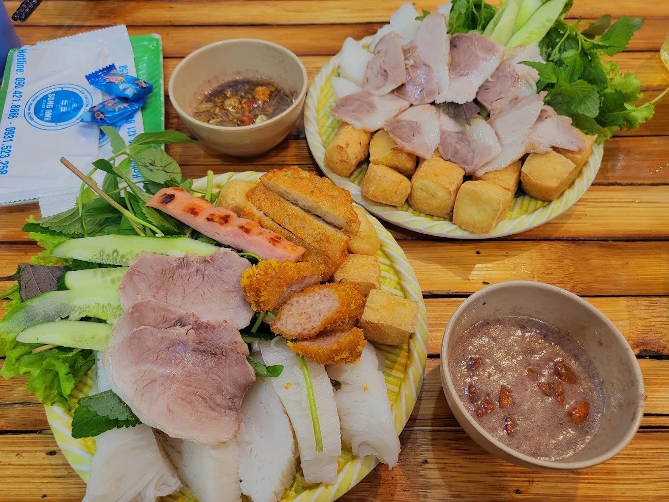 Hình ảnh các thành phần ăn kèm như thịt luộc, chả cốm được sắp xếp gọn gàng