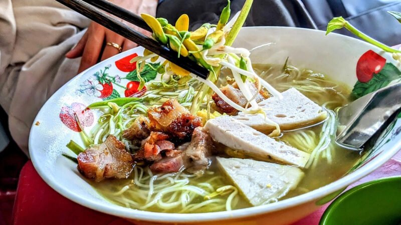 Hình ảnh cận cảnh các thành phần bún, đậu, và rau thơm
