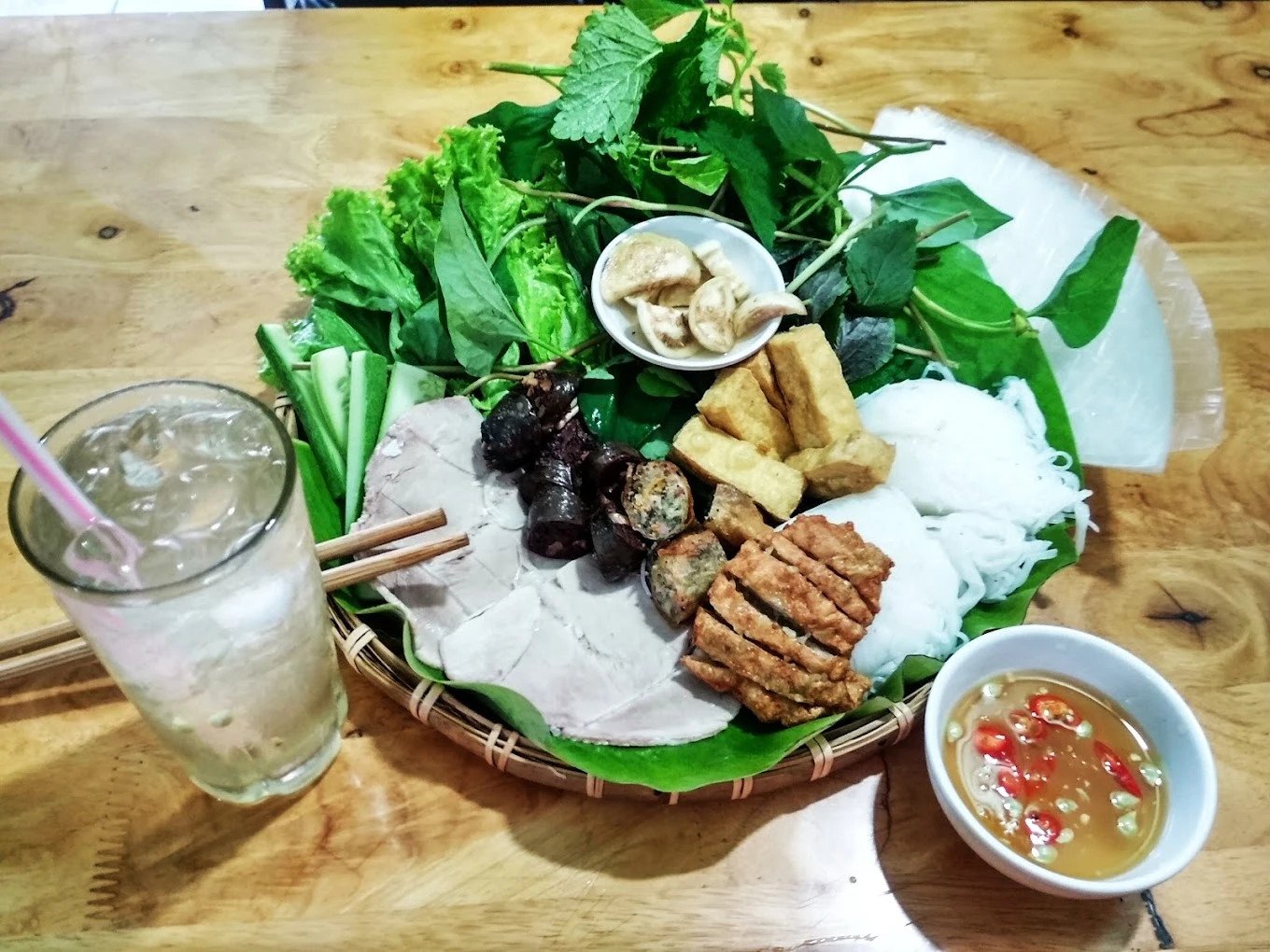 Hình ảnh cận cảnh chén mắm tôm được đánh bông đẹp mắt, sẵn sàng để chấm