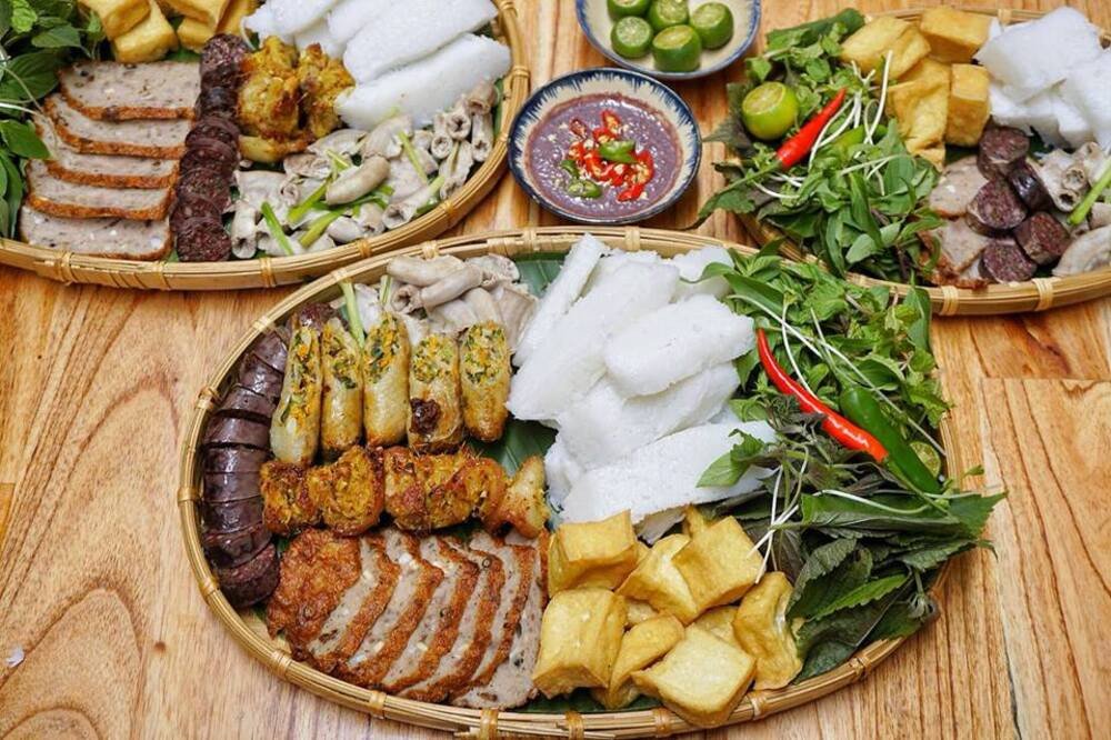 Hình ảnh cận cảnh miếng đậu rán vàng giòn và bún tươi